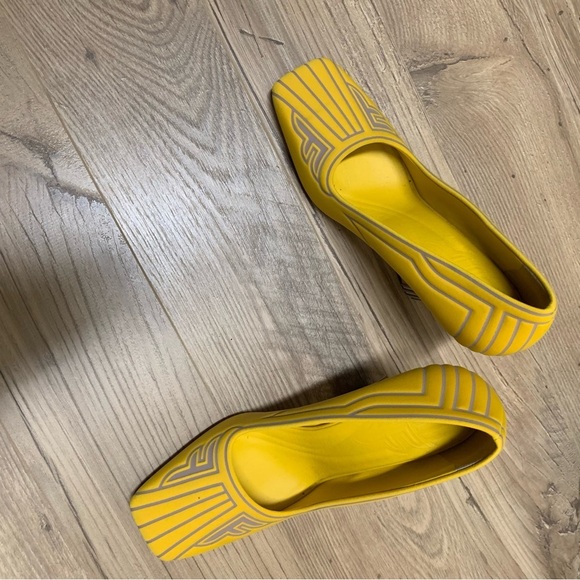 Fendi Ffredom Heel in Yellow - Picture 2 of 5